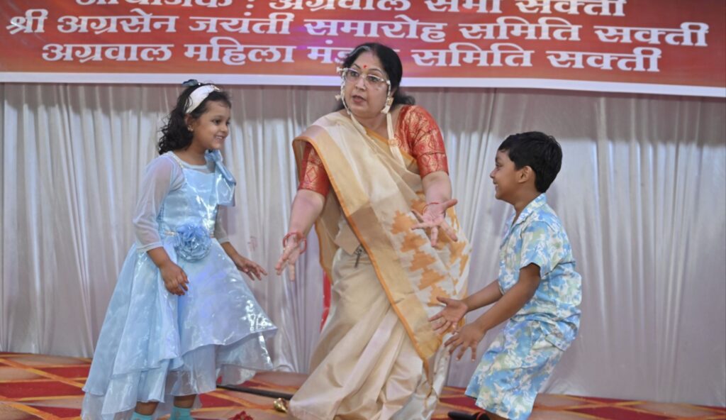 बहूओ ने जब किया दादी का अभिनय-अग्रसेन जयंती कार्यक्रमों में महिलाओं एवं यूवतियों के हो रहे एक से बढ़कर एक आयोजन,लक्की विनर की विजेता रही उषा आनंद अग्रवाल एवं रुचि राजेश अग्रवाल, आज 25 सितंबर को भी होगी प्रतिस्पर्धाएं बहूओ ने जब किया दादी का अभिनय-अग्रसेन जयंती कार्यक्रमों में महिलाओं एवं यूवतियों के हो रहे एक से बढ़कर एक आयोजन,लक्की विनर की विजेता रही उषा आनंद अग्रवाल एवं रुचि राजेश अग्रवाल, आज 25 सितंबर को भी होगी प्रतिस्पर्धाएं kshititech