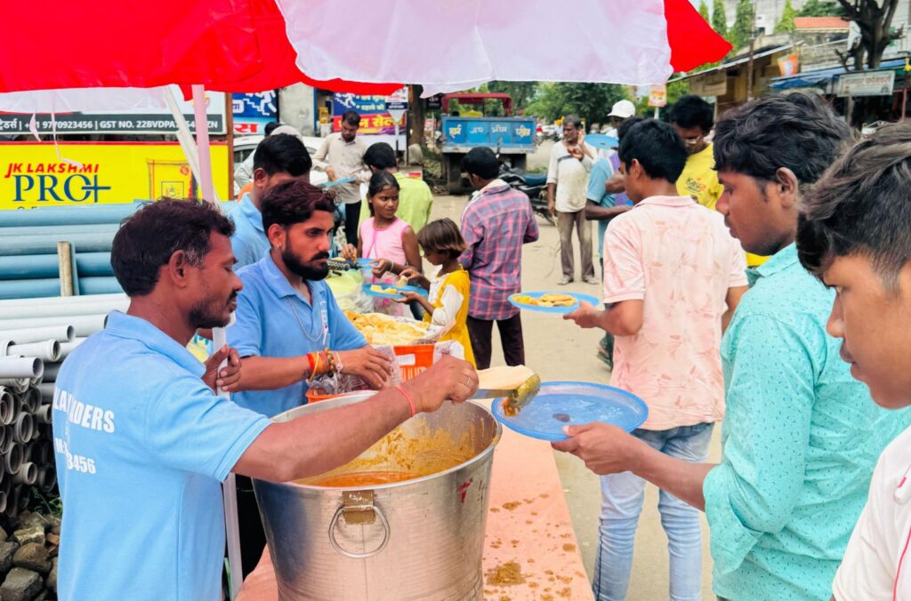 शक्ति के बालाजी ट्रेडर्स ने पितृ पक्ष पर किया सार्वजनिक भंडारा प्रसाद का आयोजन, 25 सितंबर को साप्ताहिक दिवस बुधवार को हुआ भंडारा, प्रतिवर्ष जुगमन्दर अग्रवाल एवं मयंक अग्रवाल द्वारा किया जा रहा है भंडारे का कार्यक्रम शक्ति के बालाजी ट्रेडर्स ने पितृ पक्ष पर किया सार्वजनिक भंडारा प्रसाद का आयोजन, 25 सितंबर को साप्ताहिक दिवस बुधवार को हुआ भंडारा, प्रतिवर्ष जुगमन्दर अग्रवाल एवं मयंक अग्रवाल द्वारा किया जा रहा है भंडारे का कार्यक्रम kshititech
