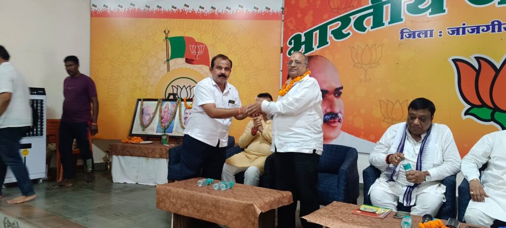 जांजगीर चांपा जिला भाजपा की सदस्यता अभियान की बैठक में शामिल हुए पूर्व प्रदेश भाजपा महामंत्री गिरधर गुप्ता, गिरधर गुप्ता ने कहा- पूरे प्रदेश में सदस्यता अभियान को लेकर कार्यकर्ताओं में उत्साह, विश्व की सबसे बड़ी राजनैतिक पार्टी है भाजपा जांजगीर चांपा जिला भाजपा की सदस्यता अभियान की बैठक में शामिल हुए पूर्व प्रदेश भाजपा महामंत्री गिरधर गुप्ता, गिरधर गुप्ता ने कहा- पूरे प्रदेश में सदस्यता अभियान को लेकर कार्यकर्ताओं में उत्साह, विश्व की सबसे बड़ी राजनैतिक पार्टी है भाजपा kshititech