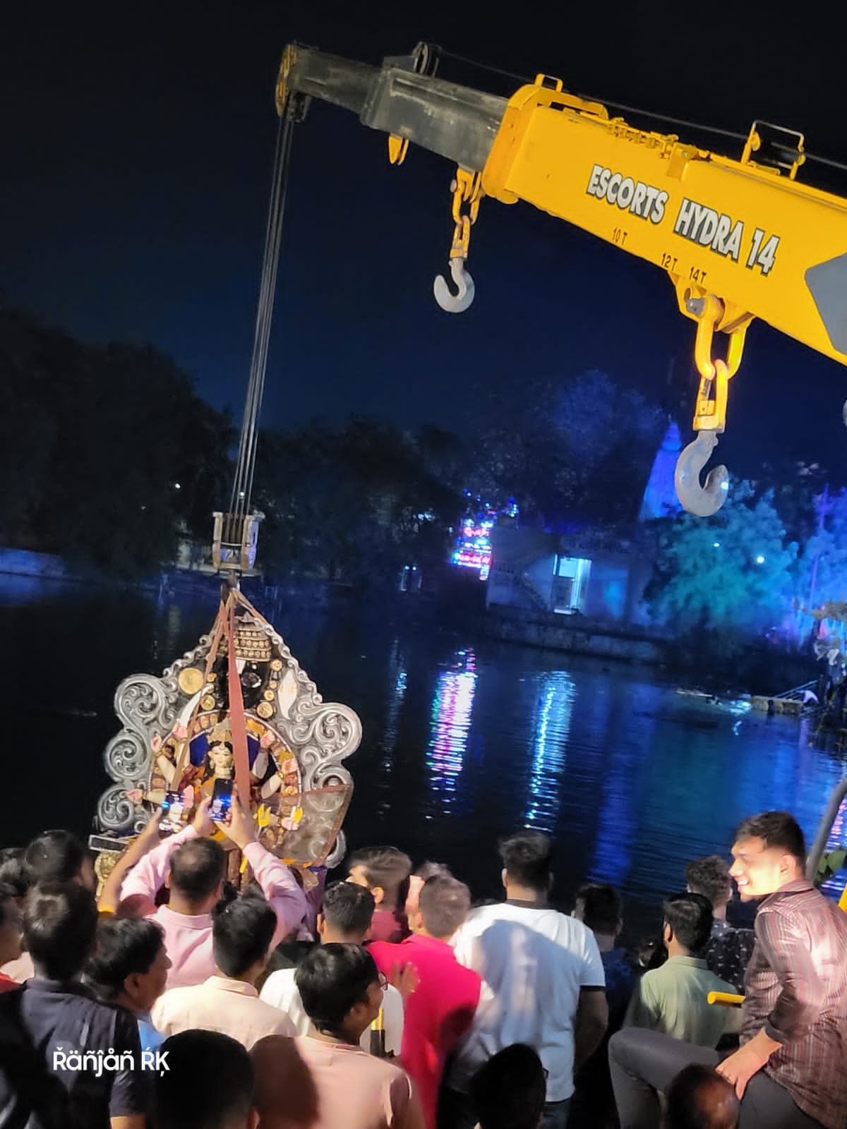 जिला मुख्यालय शक्ति में धूमधाम के साथ हुआ दुर्गा प्रतिमाओं का विसर्जन कार्यक्रम, बैंड बाजे के साथ विसर्जित की गई प्रतिमाएं, शहर के प्रसिद्ध महामाया तालाब में हुआ विसर्जन कार्यक्रम, हाइड्रा वाहन से प्रतिमाएं तालाब में की गई विधि विधान से विसर्जित kshititech