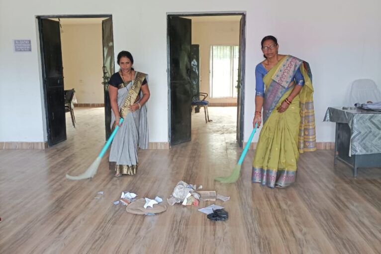 महिला एवं बाल विकास विभाग ने शक्ति परियोजना कार्यालय एवं 252 आंगनबाड़ी केदो में दिलाई स्वच्छता की शपथ, परियोजना अधिकारी श्याम कंवर ने स्वयं उठाई झाड़ू तथा सभी कर्मचारियों को कहा- निरंतर स्वच्छता को लेकर दे अपना योगदान महिला एवं बाल विकास विभाग ने शक्ति परियोजना कार्यालय एवं 252 आंगनबाड़ी केदो में दिलाई स्वच्छता की शपथ, परियोजना अधिकारी श्याम कंवर ने स्वयं उठाई झाड़ू तथा सभी कर्मचारियों को कहा- निरंतर स्वच्छता को लेकर दे अपना योगदान kshititech