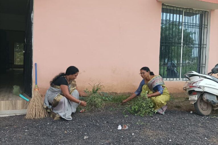 महिला एवं बाल विकास विभाग ने शक्ति परियोजना कार्यालय एवं 252 आंगनबाड़ी केदो में दिलाई स्वच्छता की शपथ, परियोजना अधिकारी श्याम कंवर ने स्वयं उठाई झाड़ू तथा सभी कर्मचारियों को कहा- निरंतर स्वच्छता को लेकर दे अपना योगदान महिला एवं बाल विकास विभाग ने शक्ति परियोजना कार्यालय एवं 252 आंगनबाड़ी केदो में दिलाई स्वच्छता की शपथ, परियोजना अधिकारी श्याम कंवर ने स्वयं उठाई झाड़ू तथा सभी कर्मचारियों को कहा- निरंतर स्वच्छता को लेकर दे अपना योगदान kshititech