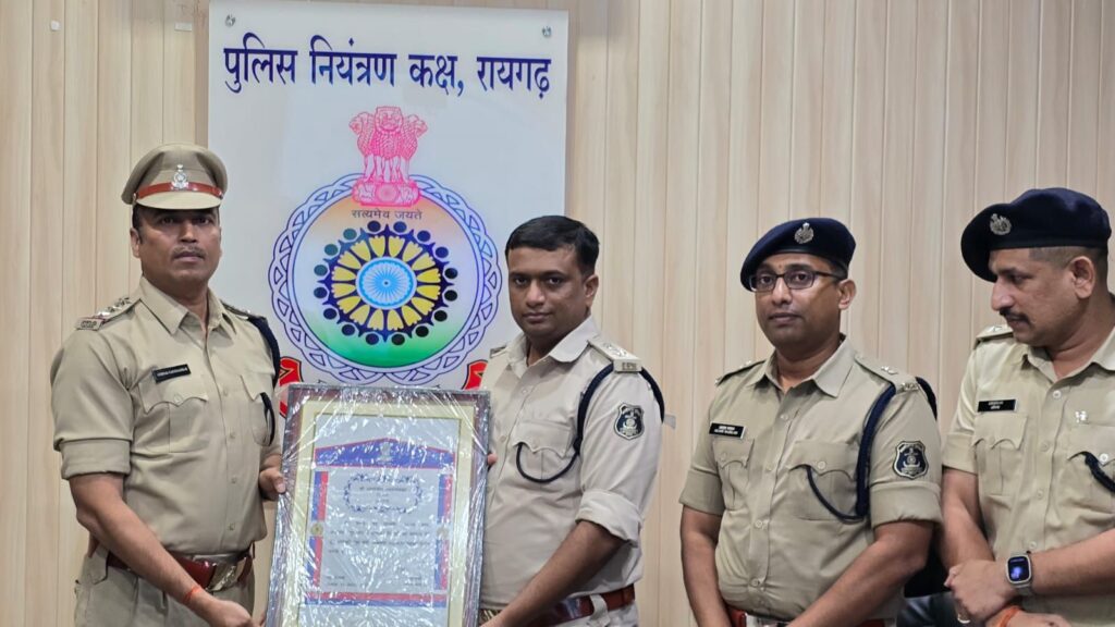 उत्कृष्टता पदक- छोटी बच्ची के मर्डर की गुत्थी सुलझाने वाले निरीक्षक आशीर्वाद को मिला गृहमंत्री से अन्वेषण में उत्कृष्टता पदक उत्कृष्टता पदक- छोटी बच्ची के मर्डर की गुत्थी सुलझाने वाले निरीक्षक आशीर्वाद को मिला गृहमंत्री से अन्वेषण में उत्कृष्टता पदक kshititech
