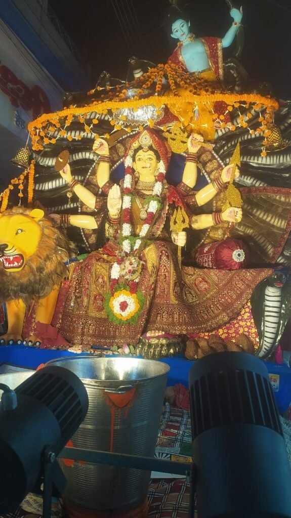 जिला मुख्यालय शक्ति में धूमधाम के साथ हुआ दुर्गा प्रतिमाओं का विसर्जन कार्यक्रम, बैंड बाजे के साथ विसर्जित की गई प्रतिमाएं, शहर के प्रसिद्ध महामाया तालाब में हुआ विसर्जन कार्यक्रम, हाइड्रा वाहन से प्रतिमाएं तालाब में की गई विधि विधान से विसर्जित kshititech