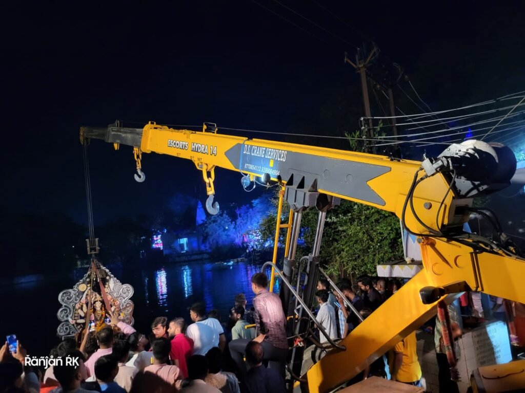 जिला मुख्यालय शक्ति में धूमधाम के साथ हुआ दुर्गा प्रतिमाओं का विसर्जन कार्यक्रम, बैंड बाजे के साथ विसर्जित की गई प्रतिमाएं, शहर के प्रसिद्ध महामाया तालाब में हुआ विसर्जन कार्यक्रम, हाइड्रा वाहन से प्रतिमाएं तालाब में की गई विधि विधान से विसर्जित kshititech