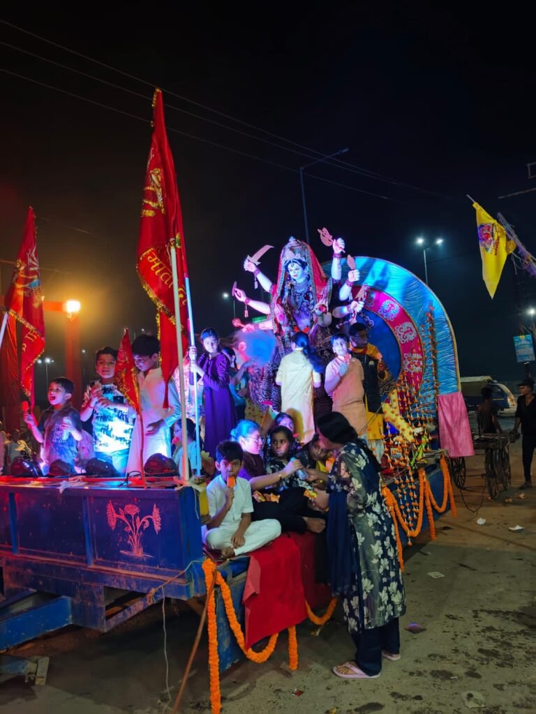 जिला मुख्यालय शक्ति में धूमधाम के साथ हुआ दुर्गा प्रतिमाओं का विसर्जन कार्यक्रम, बैंड बाजे के साथ विसर्जित की गई प्रतिमाएं, शहर के प्रसिद्ध महामाया तालाब में हुआ विसर्जन कार्यक्रम, हाइड्रा वाहन से प्रतिमाएं तालाब में की गई विधि विधान से विसर्जित kshititech