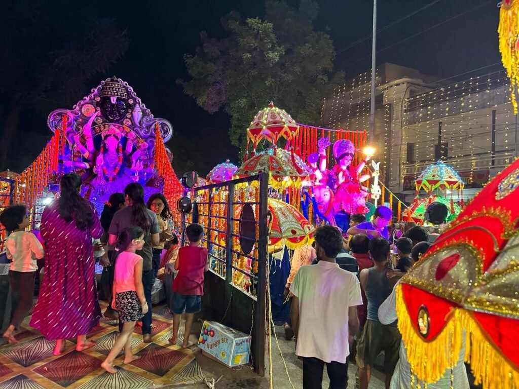 जिला मुख्यालय शक्ति में धूमधाम के साथ हुआ दुर्गा प्रतिमाओं का विसर्जन कार्यक्रम, बैंड बाजे के साथ विसर्जित की गई प्रतिमाएं, शहर के प्रसिद्ध महामाया तालाब में हुआ विसर्जन कार्यक्रम, हाइड्रा वाहन से प्रतिमाएं तालाब में की गई विधि विधान से विसर्जित kshititech