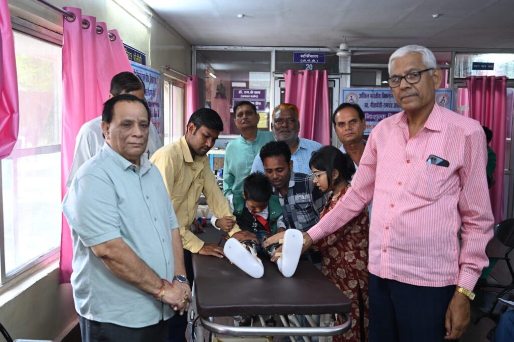 17 विकलांगों ने केलिपर्स के सहारे चलना शुरू किया, बिलासपुर में संपन्न हुआ अखिल भारतीय विकलांग चेतना परिषद का शिविर, जिला चिकित्सालय में संपन्न शिविर के पश्चात 13 अक्टूबर को खोले गए विकलांगों के प्लास्टर 17 विकलांगों ने केलिपर्स के सहारे चलना शुरू किया, बिलासपुर में संपन्न हुआ अखिल भारतीय विकलांग चेतना परिषद का शिविर, जिला चिकित्सालय में संपन्न शिविर के पश्चात 13 अक्टूबर को खोले गए विकलांगों के प्लास्टर kshititech