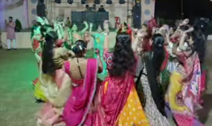 शक्ति के पापा ढाबा लान में हुआ गबेल गरबा नाइट का रंगारंग आयोजन, फैमिली गरबा नाइट में माता की धुन पर थिरके समाज बंधु शक्ति के पापा ढाबा लान में हुआ गबेल गरबा नाइट का रंगारंग आयोजन, फैमिली गरबा नाइट में माता की धुन पर थिरके समाज बंधु kshititech