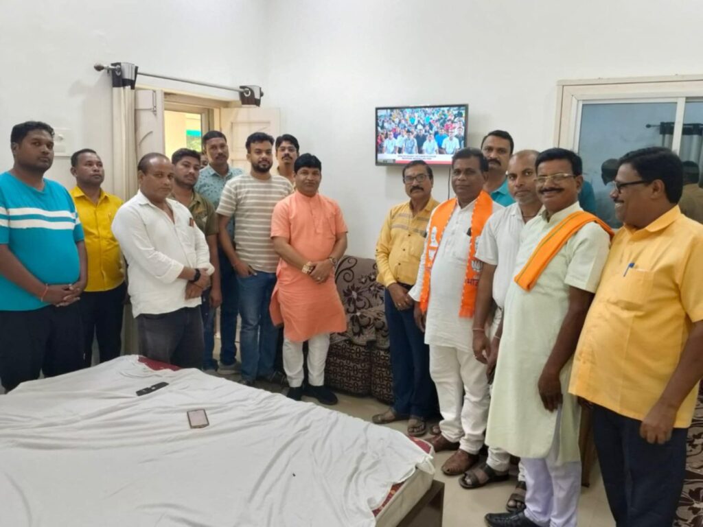 पूर्व विधायक खिलावन साहू की मौजूदगी में बाराद्वार मंडल के पदाधिकारीयो ने सुनी प्रधानमंत्री मोदी जी के मन की बात, डॉक्टर किलावन ने कहा- मन की बात के माध्यम से केंद्र सरकार की योजनाओं की जानकारी पहुंचती है एक-एक गांव तक पूर्व विधायक खिलावन साहू की मौजूदगी में बाराद्वार मंडल के पदाधिकारीयो ने सुनी प्रधानमंत्री मोदी जी के मन की बात, डॉक्टर किलावन ने कहा- मन की बात के माध्यम से केंद्र सरकार की योजनाओं की जानकारी पहुंचती है एक-एक गांव तक kshititech
