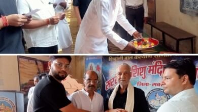 शक्ति के सरस्वती शिशु मंदिर में 9 नवंबर को आयोजित भारत माता की आरती कार्यक्रम में पहुंचे सेवानिवृत शिक्षक दुलेश्वर राठौर,वरिष्ठ साहित्यकार भी हैं राठौर जी, पूर्व छात्र मिथिलेश जायसवाल भी शामिल हुए कार्यक्रम में, कोषाध्यक्ष रामअवतार अग्रवाल ने कहा- राष्ट्रभक्ति की भावना से बच्चों में संस्कार लाने का कार्य कर रहा सरस्वती शिशु मंदिर kshititech