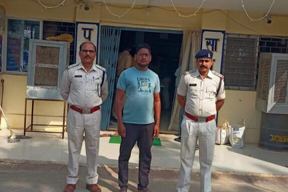 पुलिस की 10 खबरें एक साथ- शक्ति जिले में शराब पीकर गाड़ी चलाना बड़ा महंगा, दो चालकों पर दस-दस हजार का जुर्माना,डभरा पुलिस ने दर्ज किये अवैध शराब के मामले एवं डीजल चोरी सहित छेड़छाड़ के आरोपी को किया गिरफ्तार, शक्ति पुलिस की अपील- मोटरसाइकिल वाहनों को लॉक करके ही रखें बाहर, मोटरसाइकिल चोर है सक्रिय,SP अंकिता शर्मा के मार्गदर्शन में पुलिस अधिकारी कार्रवाई को लेकर सक्रिय पुलिस की 10 खबरें एक साथ- शक्ति जिले में शराब पीकर गाड़ी चलाना बड़ा महंगा, दो चालकों पर दस-दस हजार का जुर्माना,डभरा पुलिस ने दर्ज किये अवैध शराब के मामले एवं डीजल चोरी सहित छेड़छाड़ के आरोपी को किया गिरफ्तार, शक्ति पुलिस की अपील- मोटरसाइकिल वाहनों को लॉक करके ही रखें बाहर, मोटरसाइकिल चोर है सक्रिय,SP अंकिता शर्मा के मार्गदर्शन में पुलिस अधिकारी कार्रवाई को लेकर सक्रिय kshititech