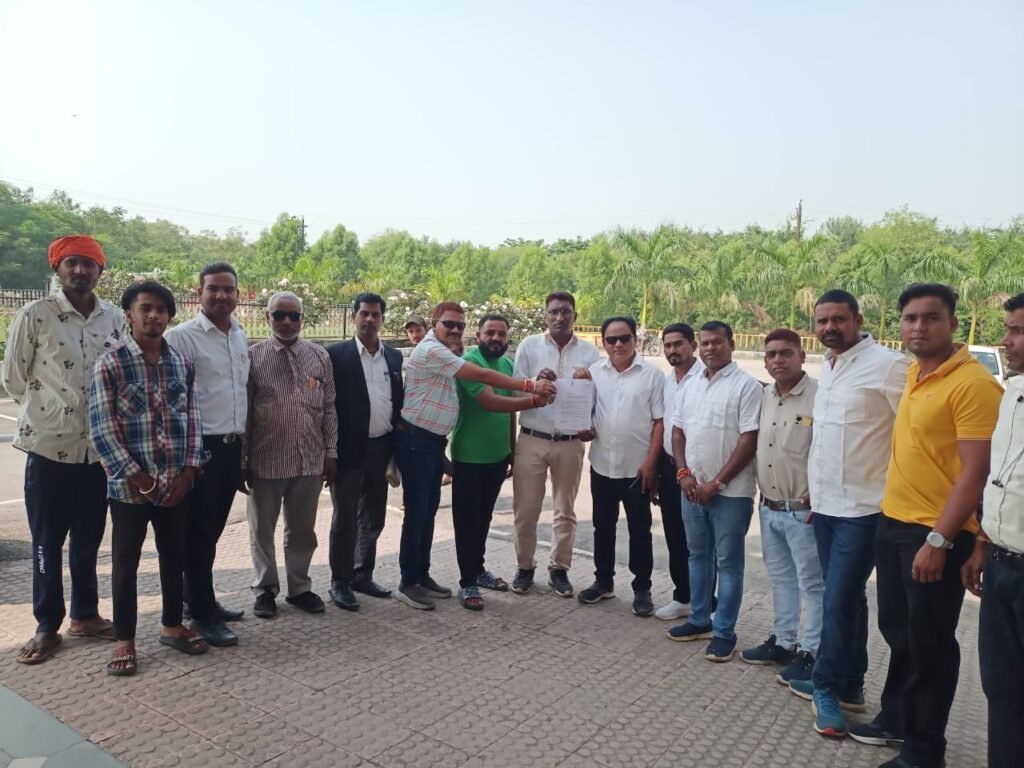 आठ दशक पुराने चांपा के अखाड़ा तोड़े जाने का विरोध हुआ तेज,यादव समाज ने खोला मोर्चा,यादव समाज के गौरव गुरुजी मोहित राम यादव का अपमान नहीं करेंगे बर्दाश्त,यादव समाज के प्रतिनिधि मंडल ने कलेक्टर को सौपा ज्ञापन,दोषियो पर कार्यवाही की मांग, जिला अध्यक्ष हितेश यादव ने कहा- अखाड़े का हो पुनः निर्माण, अन्यथा होगा बड़ा आंदोलन kshititech