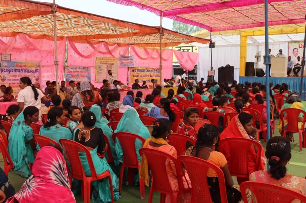 शक्ति जिले में जन समस्या निवारण शिविरों में पहली बार एक साथ नजर आए कलेक्टर -एसपी, 8 नवंबर को फगुरम में संपन्न हुआ शिविर, कलेक्टर ने विष्णु देव के सुशासन वाली सरकार की योजनाएं की दी जानकारी तो वहीं एसपी अंकिता ने साइबर फ्रॉड एवं ट्रैफिक रूल्स को लेकर किया लोगों को जागरूक, कलेक्टर साहब ने ली प्रेस वार्ता- निर्वाचन को लेकर दी जानकारी शक्ति जिले में जन समस्या निवारण शिविरों में पहली बार एक साथ नजर आए कलेक्टर -एसपी, 8 नवंबर को फगुरम में संपन्न हुआ शिविर, कलेक्टर ने विष्णु देव के सुशासन वाली सरकार की योजनाएं की दी जानकारी तो वहीं एसपी अंकिता ने साइबर फ्रॉड एवं ट्रैफिक रूल्स को लेकर किया लोगों को जागरूक, कलेक्टर साहब ने ली प्रेस वार्ता- निर्वाचन को लेकर दी जानकारी kshititech