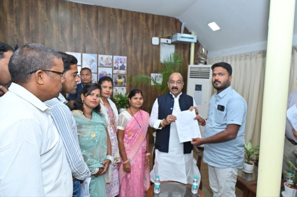 शहरी क्षेत्र के लोगों के लिए मांगा पट्टा- नगर पालिका शक्ति की वार्ड क्रमांक-10 की पार्षद शकून सोनी सहित लव सोनी ने करी प्रदेश के नगरीय प्रशासन मंत्री अरुण साव एवं विधानसभा अध्यक्ष से मुलाकात, प्रधानमंत्री आवास का लाभ दिलाने की करी मांग, लव सोनी ने कहा सैकड़ो परिवारों को आज भी नहीं मिला है पट्टा शहरी क्षेत्र के लोगों के लिए मांगा पट्टा- नगर पालिका शक्ति की वार्ड क्रमांक-10 की पार्षद शकून सोनी सहित लव सोनी ने करी प्रदेश के नगरीय प्रशासन मंत्री अरुण साव एवं विधानसभा अध्यक्ष से मुलाकात, प्रधानमंत्री आवास का लाभ दिलाने की करी मांग, लव सोनी ने कहा सैकड़ो परिवारों को आज भी नहीं मिला है पट्टा kshititech