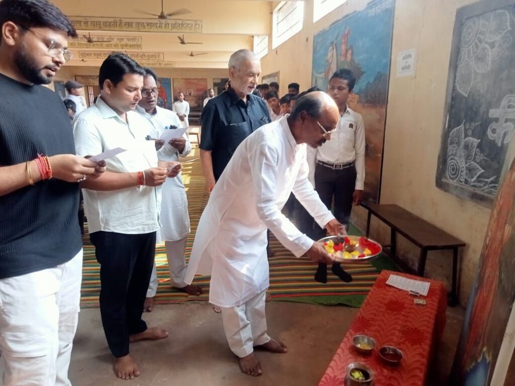 शक्ति के सरस्वती शिशु मंदिर में 9 नवंबर को आयोजित भारत माता की आरती कार्यक्रम में पहुंचे सेवानिवृत शिक्षक दुलेश्वर राठौर,वरिष्ठ साहित्यकार भी हैं राठौर जी, पूर्व छात्र मिथिलेश जायसवाल भी शामिल हुए कार्यक्रम में, कोषाध्यक्ष रामअवतार अग्रवाल ने कहा- राष्ट्रभक्ति की भावना से बच्चों में संस्कार लाने का कार्य कर रहा सरस्वती शिशु मंदिर शक्ति के सरस्वती शिशु मंदिर में 9 नवंबर को आयोजित भारत माता की आरती कार्यक्रम में पहुंचे सेवानिवृत शिक्षक दुलेश्वर राठौर,वरिष्ठ साहित्यकार भी हैं राठौर जी, पूर्व छात्र मिथिलेश जायसवाल भी शामिल हुए कार्यक्रम में, कोषाध्यक्ष रामअवतार अग्रवाल ने कहा- राष्ट्रभक्ति की भावना से बच्चों में संस्कार लाने का कार्य कर रहा सरस्वती शिशु मंदिर kshititech