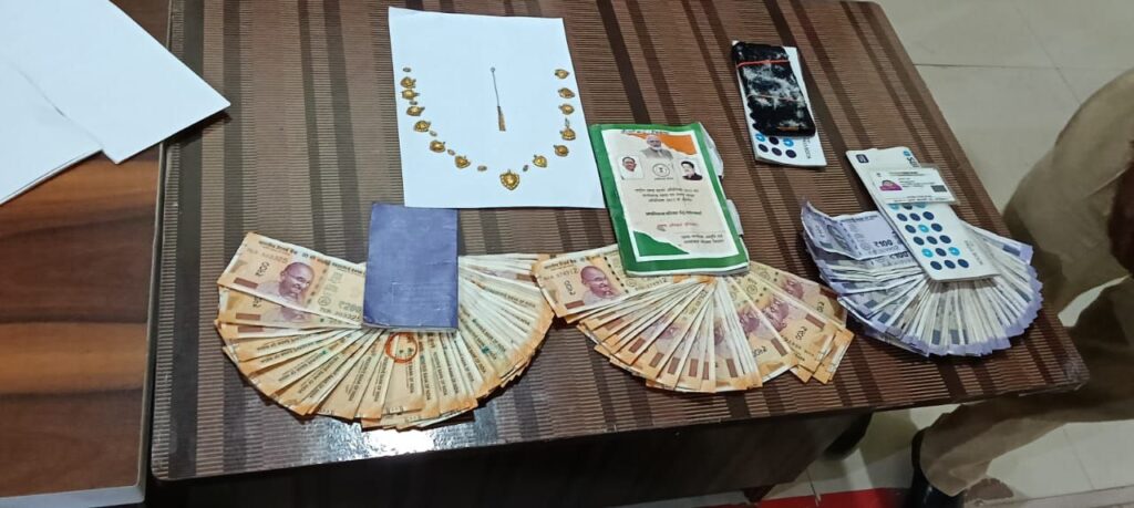 शक्ति पुलिस की बड़ी सफलता- चंद घंटे में ही अंधे कत्ल की सुलझाई गुत्थी,04 आरोपी हुए गिरफ्तार,डभरा थाना अंतर्गत महिला से छेड़छाड़ करने वाला आरोपी हुआ गिरफ्तार, SP अंकिता शर्मा,एडिशनल एसपी रमा पटेल,उप पुलिस अधीक्षक अंजली गुप्ता एवम मनीष कंवर के नेतृत्व में जिले में पुलिस सक्रिय, साइबर सेल एवं विशेष टीम ने भी दिया अहम योगदान शक्ति पुलिस की बड़ी सफलता- चंद घंटे में ही अंधे कत्ल की सुलझाई गुत्थी,04 आरोपी हुए गिरफ्तार,डभरा थाना अंतर्गत महिला से छेड़छाड़ करने वाला आरोपी हुआ गिरफ्तार, SP अंकिता शर्मा,एडिशनल एसपी रमा पटेल,उप पुलिस अधीक्षक अंजली गुप्ता एवम मनीष कंवर के नेतृत्व में जिले में पुलिस सक्रिय, साइबर सेल एवं विशेष टीम ने भी दिया अहम योगदान kshititech