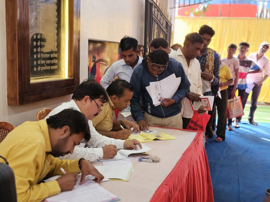 दिव्यांगों के चेहरे पर जब आई मुस्कान, स्वयं के कृत्रिम पैरों से चल सकेंगे अब विकलांग भाई- मारवाड़ी युवा मंच शक्ति शाखा का निशुल्क कृत्रिम अंग प्रत्यारोपण एवं कैलिपर्स वितरण शिविर का हुआ शुभारंभ, मुख्य अतिथि एसपी अंकिता शर्मा ने कहा दिव्यांगों की सेवा है पुण्य का काम, एसपी मैडम ने स्वयं नीचे पहुंचकर दिव्यांग बिटिया के हाथों पहनी माला, सेठ स्वर्गीय मांगेराम अग्रवाल की स्मृति में आयोजित था शिविर दिव्यांगों के चेहरे पर जब आई मुस्कान, स्वयं के कृत्रिम पैरों से चल सकेंगे अब विकलांग भाई- मारवाड़ी युवा मंच शक्ति शाखा का निशुल्क कृत्रिम अंग प्रत्यारोपण एवं कैलिपर्स वितरण शिविर का हुआ शुभारंभ, मुख्य अतिथि एसपी अंकिता शर्मा ने कहा दिव्यांगों की सेवा है पुण्य का काम, एसपी मैडम ने स्वयं नीचे पहुंचकर दिव्यांग बिटिया के हाथों पहनी माला, सेठ स्वर्गीय मांगेराम अग्रवाल की स्मृति में आयोजित था शिविर kshititech