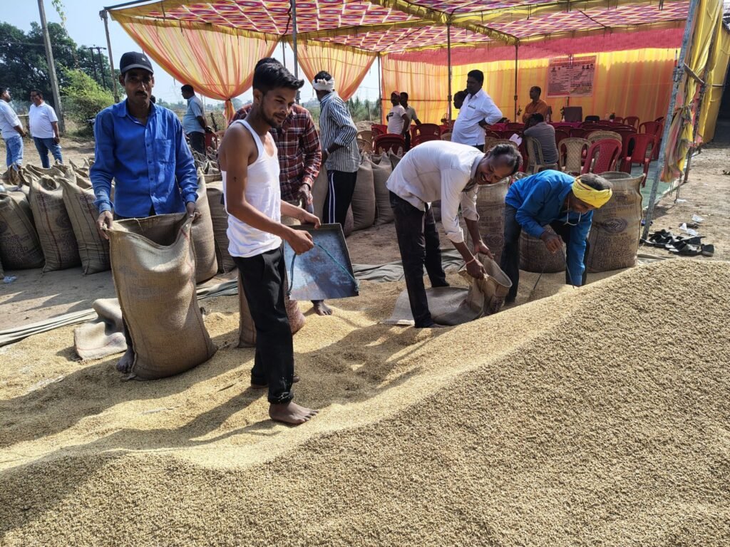 शक्ति जिले में कलेक्टर तोपनो के निर्देशन में धान खरीदी की सुचारू व्यवस्था, प्रत्येक समितियो में किसान उत्साह के साथ बेच रहे अपना धान, सहकारी बैंक एवम समितियां भी किसानों को दे रही सुविधाएं,IAS कलेक्टर साहब लगातार कर रहे धान खरीदी की मॉनिटरिंग kshititech