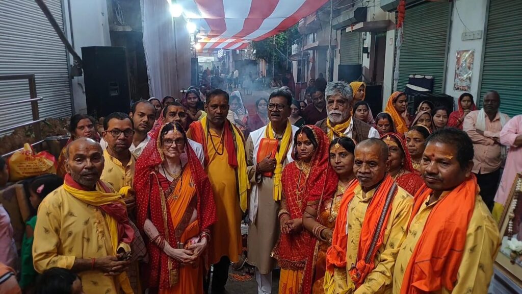 शक्ति के देवांगन परिवार में चल रही भागवत कथा का श्रवण करने पहुंचे नेता प्रतिपक्ष महंत जी,महंत जी ने कहा- भागवत कथा के श्रवण से होती है मोक्ष की प्राप्ति, आचार्य भोलाशंकर तिवारी एवं श्री कृष्ण तिवारी से लिया महंत जी ने आशीर्वाद शक्ति के देवांगन परिवार में चल रही भागवत कथा का श्रवण करने पहुंचे नेता प्रतिपक्ष महंत जी,महंत जी ने कहा- भागवत कथा के श्रवण से होती है मोक्ष की प्राप्ति, आचार्य भोलाशंकर तिवारी एवं श्री कृष्ण तिवारी से लिया महंत जी ने आशीर्वाद kshititech