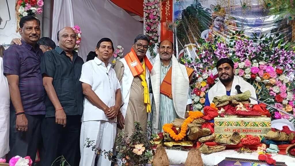 शक्ति के देवांगन परिवार में चल रही भागवत कथा का श्रवण करने पहुंचे नेता प्रतिपक्ष महंत जी,महंत जी ने कहा- भागवत कथा के श्रवण से होती है मोक्ष की प्राप्ति, आचार्य भोलाशंकर तिवारी एवं श्री कृष्ण तिवारी से लिया महंत जी ने आशीर्वाद शक्ति के देवांगन परिवार में चल रही भागवत कथा का श्रवण करने पहुंचे नेता प्रतिपक्ष महंत जी,महंत जी ने कहा- भागवत कथा के श्रवण से होती है मोक्ष की प्राप्ति, आचार्य भोलाशंकर तिवारी एवं श्री कृष्ण तिवारी से लिया महंत जी ने आशीर्वाद kshititech
