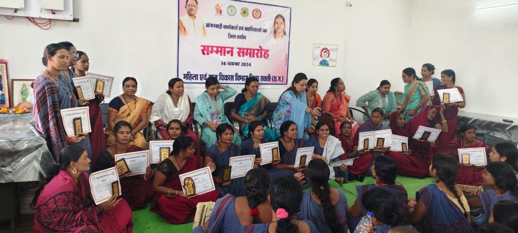 महिला बाल विकास विभाग परियोजना शक्ति में हुआ आंगनबाड़ी कार्यकर्ताओं एवं सारिकाओं का सम्मान समारोह, सैकड़ो की संख्या में कार्यकर्ता रहे मौजूद,परियोजना अधिकारी श्याम कंवर ने कहा- शासन की योजनाओं के बेहतर क्रियान्वन के लिए किया जा रहा यह सम्मान महिला बाल विकास विभाग परियोजना शक्ति में हुआ आंगनबाड़ी कार्यकर्ताओं एवं सारिकाओं का सम्मान समारोह, सैकड़ो की संख्या में कार्यकर्ता रहे मौजूद,परियोजना अधिकारी श्याम कंवर ने कहा- शासन की योजनाओं के बेहतर क्रियान्वन के लिए किया जा रहा यह सम्मान kshititech