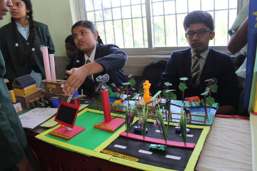 09 स्कूलों के स्टूडेंट पहुंचे सर्वोदय पब्लिक स्कूल चंद्रपुर में- साइंस एग्जीबिशन का हुआ 16 नवंबर को भव्य आयोजन, विद्यार्थियों ने प्रस्तुत किए एक से बढ़कर एक मॉडल, आगंतुक अतिथियों ने भी करी विद्यार्थियों की प्रतिभाओं की प्रशंसा kshititech