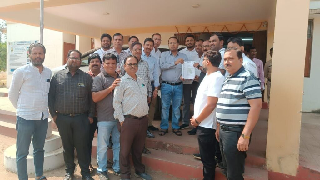 छत्तीसगढ़ की नई कस्टम मिलिंग से नाराज शक्ति जिले के राइस मिलर- 20 नवंबर को जिले के कलेक्टर टोपनो एवं विपणन अधिकारी को सौंप दिया ज्ञापन,मिलरों ने कहा- नहीं करेंगे पंजीयन, नहीं जमा करेंगे बारदाना, मिलरो की नाराजगी को देखते हुए प्रभावित हो सकती है जिले की कस्टम मिलिंग छत्तीसगढ़ की नई कस्टम मिलिंग से नाराज शक्ति जिले के राइस मिलर- 20 नवंबर को जिले के कलेक्टर टोपनो एवं विपणन अधिकारी को सौंप दिया ज्ञापन,मिलरों ने कहा- नहीं करेंगे पंजीयन, नहीं जमा करेंगे बारदाना, मिलरो की नाराजगी को देखते हुए प्रभावित हो सकती है जिले की कस्टम मिलिंग kshititech