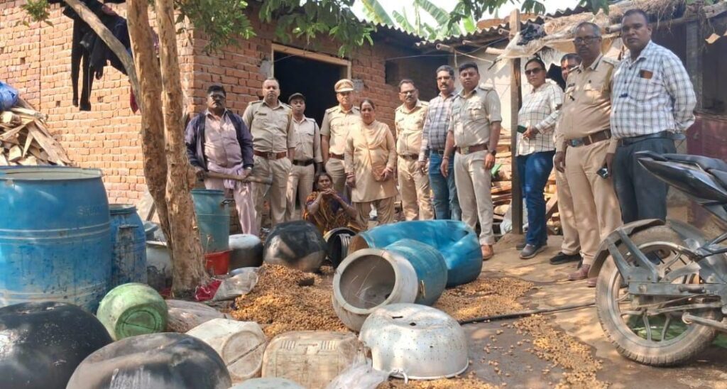 आबकारी विभाग के संभागीय उड़नदस्ता एवम सक्ती जिले की संयुक्त कार्यवाही, डभरा वृत्त में चार अलग-अलग स्थानो पर अवैध महुआ शराब एवं महुआ लहान किए गए जब्त, शक्ति जिले में अवैध महुआ शराब एवं महुआ लहान के मामलों में कार्यवाही को लेकर आबकारी विभाग सक्रिय आबकारी विभाग के संभागीय उड़नदस्ता एवम सक्ती जिले की संयुक्त कार्यवाही, डभरा वृत्त में चार अलग-अलग स्थानो पर अवैध महुआ शराब एवं महुआ लहान किए गए जब्त, शक्ति जिले में अवैध महुआ शराब एवं महुआ लहान के मामलों में कार्यवाही को लेकर आबकारी विभाग सक्रिय kshititech