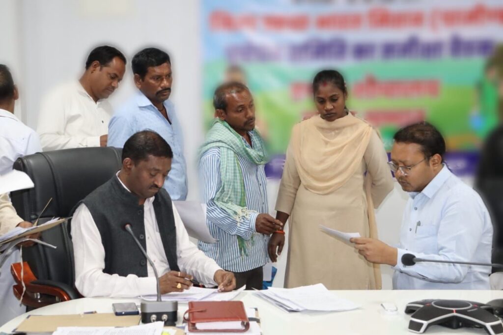 10 खबर एक साथ-अवैध धान को लेकर सख्त शक्ति जिले के कलेक्टर साहब-TL की मीटिंग में कहा- धान के कोचिंयो एवं बिचौलियों पर हो त्वरित कारवाई, अवैध खनिज उत्खनन को लेकर भी कलेक्टर साहब ने दिए माइनिंग डिपार्टमेंट को निर्देश, जन दर्शन में सुनी समस्याएं तो वहीं 22 नवंबर को बरपाली कला में होगा जिला स्तरीय जन समस्या निवारण शिविर 10 खबर एक साथ-अवैध धान को लेकर सख्त शक्ति जिले के कलेक्टर साहब-TL की मीटिंग में कहा- धान के कोचिंयो एवं बिचौलियों पर हो त्वरित कारवाई, अवैध खनिज उत्खनन को लेकर भी कलेक्टर साहब ने दिए माइनिंग डिपार्टमेंट को निर्देश, जन दर्शन में सुनी समस्याएं तो वहीं 22 नवंबर को बरपाली कला में होगा जिला स्तरीय जन समस्या निवारण शिविर kshititech