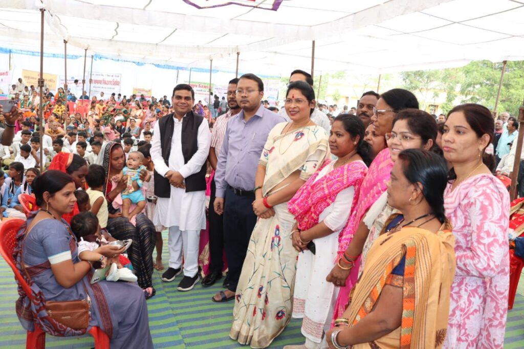 छत्तीसगढ़ के सर्वश्रेष्ठ अग्रणी जिले सकती के कलेक्टर टोपनो ने बरपाली के शिविर में कहा-शासन के निर्देशानुसार गुड गवर्नेंस के लिए जिला स्तरीय जन समस्या निवारण शिविरो का हो रहा आयोजन,सभी विभागों के प्रमुख भी रहे मौजूद छत्तीसगढ़ के सर्वश्रेष्ठ अग्रणी जिले सकती के कलेक्टर टोपनो ने बरपाली के शिविर में कहा-शासन के निर्देशानुसार गुड गवर्नेंस के लिए जिला स्तरीय जन समस्या निवारण शिविरो का हो रहा आयोजन,सभी विभागों के प्रमुख भी रहे मौजूद kshititech