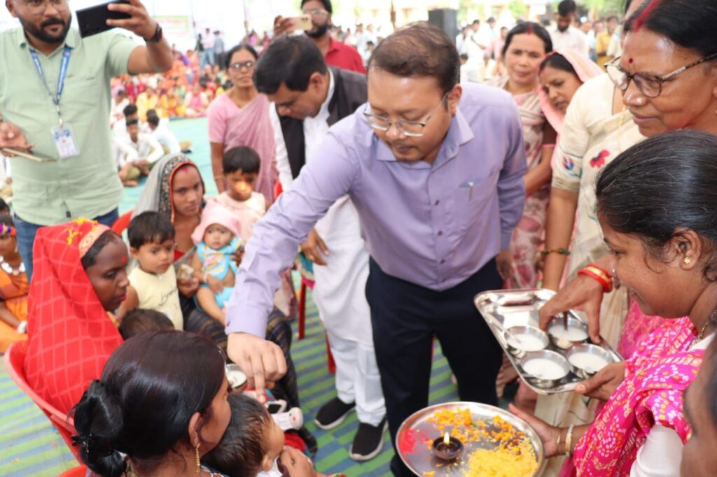 छत्तीसगढ़ के सर्वश्रेष्ठ अग्रणी जिले सकती के कलेक्टर टोपनो ने बरपाली के शिविर में कहा-शासन के निर्देशानुसार गुड गवर्नेंस के लिए जिला स्तरीय जन समस्या निवारण शिविरो का हो रहा आयोजन,सभी विभागों के प्रमुख भी रहे मौजूद छत्तीसगढ़ के सर्वश्रेष्ठ अग्रणी जिले सकती के कलेक्टर टोपनो ने बरपाली के शिविर में कहा-शासन के निर्देशानुसार गुड गवर्नेंस के लिए जिला स्तरीय जन समस्या निवारण शिविरो का हो रहा आयोजन,सभी विभागों के प्रमुख भी रहे मौजूद kshititech