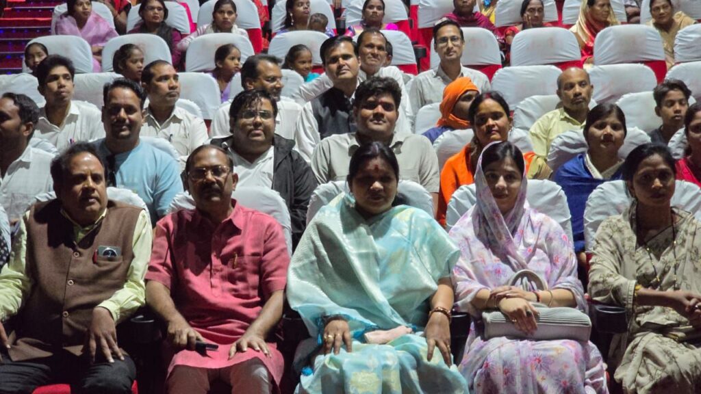 सांसद कमलेश जांगड़े ने भाजपा नेताओं एवं कार्यकर्ताओं के साथ शक्ति के मेट्रो सिनेमा में देखी साबरमती रिपोर्ट मूवी,कमलेश जांगड़े ने कहा- गोधरा कांड के सच को लोगों तक पहुंचा रही है यह मूवी, जिले भर के पहुंचे सैकड़ो भाजपा कार्यकर्ता सांसद कमलेश जांगड़े ने भाजपा नेताओं एवं कार्यकर्ताओं के साथ शक्ति के मेट्रो सिनेमा में देखी साबरमती रिपोर्ट मूवी,कमलेश जांगड़े ने कहा- गोधरा कांड के सच को लोगों तक पहुंचा रही है यह मूवी, जिले भर के पहुंचे सैकड़ो भाजपा कार्यकर्ता kshititech