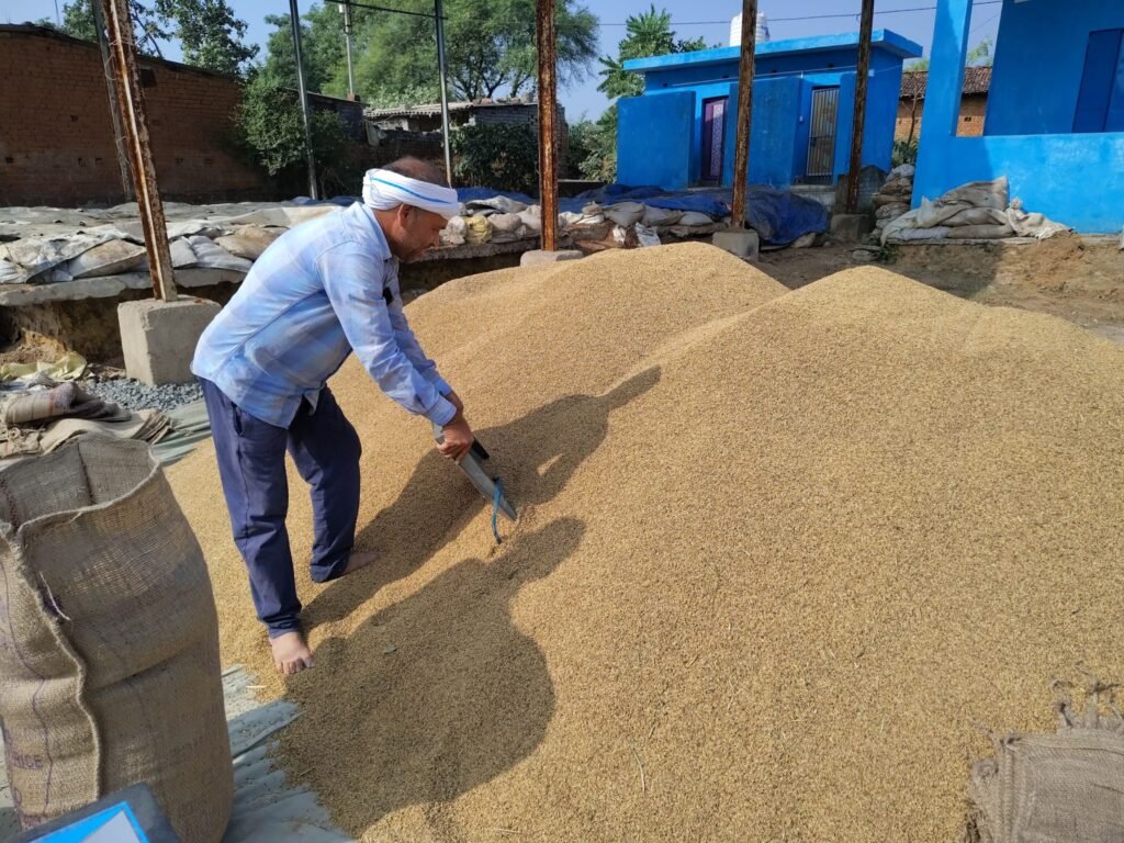 शक्ति जिले में कलेक्टर तोपनो के निर्देशन में धान खरीदी की सुचारू व्यवस्था, प्रत्येक समितियो में किसान उत्साह के साथ बेच रहे अपना धान, सहकारी बैंक एवम समितियां भी किसानों को दे रही सुविधाएं,IAS कलेक्टर साहब लगातार कर रहे धान खरीदी की मॉनिटरिंग kshititech