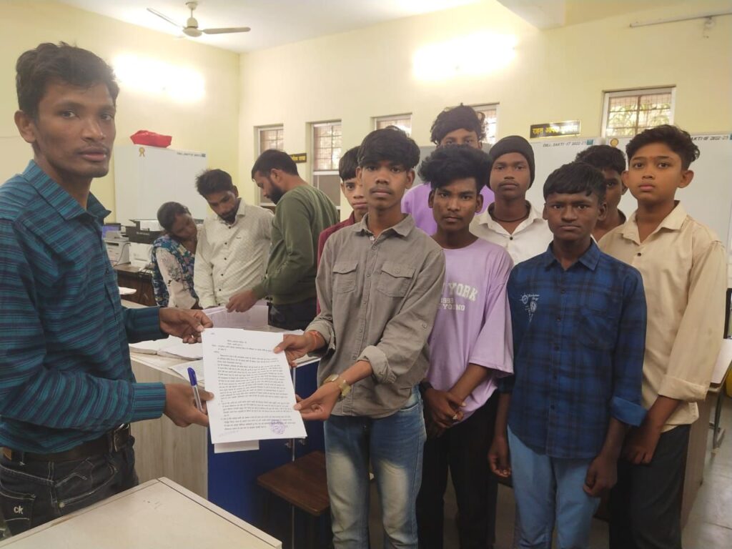 शक्ति जिले में छात्रावास अधीक्षक पर छात्रों के आरोप- अनुसूचित जाति बालक छात्रावास पिरदा में परोसा जा रहा गुणवत्ताहीन भोजन, छात्रों ने करी छात्रावास अधीक्षक के स्थानांतरण की मांग, शक्ति कलेक्टर को दिया ज्ञापन, छात्रों ने कहा हमसे करवाया जाता है बाथरूम साफ शक्ति जिले में छात्रावास अधीक्षक पर छात्रों के आरोप- अनुसूचित जाति बालक छात्रावास पिरदा में परोसा जा रहा गुणवत्ताहीन भोजन, छात्रों ने करी छात्रावास अधीक्षक के स्थानांतरण की मांग, शक्ति कलेक्टर को दिया ज्ञापन, छात्रों ने कहा हमसे करवाया जाता है बाथरूम साफ kshititech