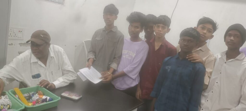 शक्ति जिले में छात्रावास अधीक्षक पर छात्रों के आरोप- अनुसूचित जाति बालक छात्रावास पिरदा में परोसा जा रहा गुणवत्ताहीन भोजन, छात्रों ने करी छात्रावास अधीक्षक के स्थानांतरण की मांग, शक्ति कलेक्टर को दिया ज्ञापन, छात्रों ने कहा हमसे करवाया जाता है बाथरूम साफ शक्ति जिले में छात्रावास अधीक्षक पर छात्रों के आरोप- अनुसूचित जाति बालक छात्रावास पिरदा में परोसा जा रहा गुणवत्ताहीन भोजन, छात्रों ने करी छात्रावास अधीक्षक के स्थानांतरण की मांग, शक्ति कलेक्टर को दिया ज्ञापन, छात्रों ने कहा हमसे करवाया जाता है बाथरूम साफ kshititech