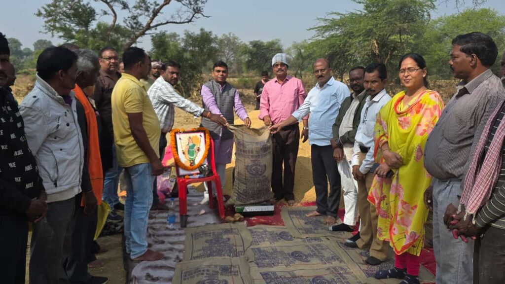 शक्ति के धान खरीदी केंद्र में धान खरीदी कार्य का हुआ शुभारंभ, भाजपा नेता अनूप एवंम रामनरेश ने कहा- विष्णु देव की सरकार ने वायदे के अनुरूप किसानों का खरीदा है धान एवं पूरे देश में किसानों के हित में काम करने वाली है विष्णु देव की सरकार शक्ति के धान खरीदी केंद्र में धान खरीदी कार्य का हुआ शुभारंभ, भाजपा नेता अनूप एवंम रामनरेश ने कहा- विष्णु देव की सरकार ने वायदे के अनुरूप किसानों का खरीदा है धान एवं पूरे देश में किसानों के हित में काम करने वाली है विष्णु देव की सरकार kshititech