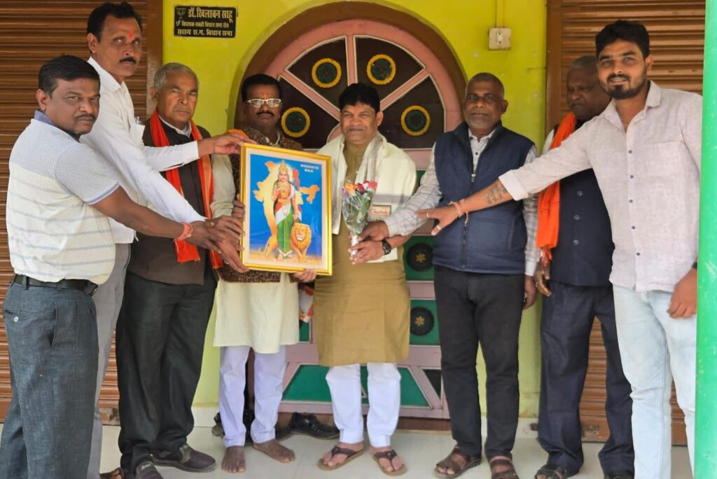 धन्यवाद खिलावन जी- सेवा सहकारी समिति के छह अध्यक्षों ने किया पूर्व विधायक डॉक्टर खिलावन साहू का आभार व्यक्त, पूर्व विधायक के निवास नगरदा पहुंचे नवनियुक्त अध्यक्ष, खिलावन ने कहा- विष्णु सरकार की किसानों की कल्याणकारी नीतियो का लाभ पहुंचाने में अहम भूमिका निभाएं सभी समितियो के अध्यक्ष धन्यवाद खिलावन जी- सेवा सहकारी समिति के छह अध्यक्षों ने किया पूर्व विधायक डॉक्टर खिलावन साहू का आभार व्यक्त, पूर्व विधायक के निवास नगरदा पहुंचे नवनियुक्त अध्यक्ष, खिलावन ने कहा- विष्णु सरकार की किसानों की कल्याणकारी नीतियो का लाभ पहुंचाने में अहम भूमिका निभाएं सभी समितियो के अध्यक्ष kshititech