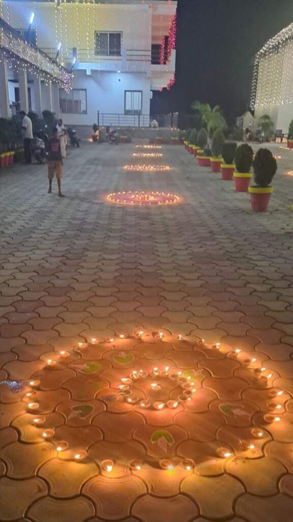 अद्भुत अलौकिक रोशनी से जगमगाया नारायणी धाम- दीपावली पर्व पर चाम्पा के रानी सती दादी मंदिर झुन्झनू धाम में 13000 दीपों की की हुई रोशनी, धर्म प्रेमी- दादी भक्तों ने प्रज्वलित करवाए दीप, 10 नवंबर को मंदिर परिसर में होगा दादी जी के जन्मोत्सव का कार्यक्रम, आज शाम 6:00 बजे मंदिर परिसर में होगा सामूहिक गोवर्धन पूजा उत्सव का कार्यक्रम अद्भुत अलौकिक रोशनी से जगमगाया नारायणी धाम- दीपावली पर्व पर चाम्पा के रानी सती दादी मंदिर झुन्झनू धाम में 13000 दीपों की की हुई रोशनी, धर्म प्रेमी- दादी भक्तों ने प्रज्वलित करवाए दीप, 10 नवंबर को मंदिर परिसर में होगा दादी जी के जन्मोत्सव का कार्यक्रम, आज शाम 6:00 बजे मंदिर परिसर में होगा सामूहिक गोवर्धन पूजा उत्सव का कार्यक्रम kshititech