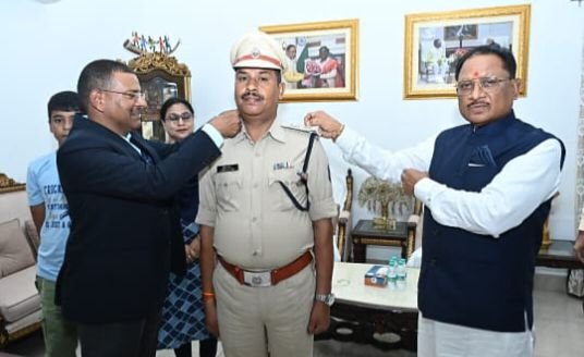 शक्ति के हरीश राठौर को मिली पुलिस अधीक्षक के पद पर पदोन्नति,साल 2001 में डीएसपी के पद पर प्रथम चयन हुआ था हरीश का, सीएसईबी शक्ति में पवन राठौर के ज्येष्ठ भ्राता है हरीश, श्याम मुख्यमंत्री विष्णु देव साय ने दी बधाई kshititech