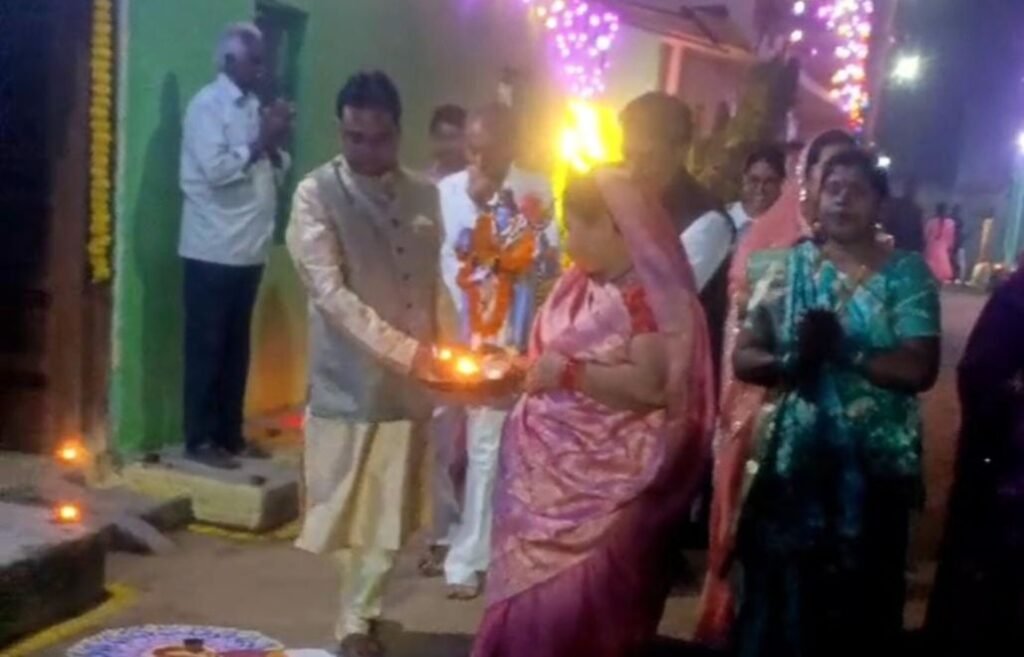 दीपावली पर्व पर पोरथा गांव में हुआ गौरा गौरी पूजा उत्सव का आयोजन, खेदु बैगा चौक में दशकों से चली आ रही है उत्सव की परंपरा, हेतराम राठौर परिवार की पहल पर ग्राम बैगा समुदाय एवं खेदु बैगा चौक निवासियों के सहयोग से होता है पारंपरिक आयोजन,BMO डॉक्टर सूरज सिंह राठौर ने भी करी पूजा दीपावली पर्व पर पोरथा गांव में हुआ गौरा गौरी पूजा उत्सव का आयोजन, खेदु बैगा चौक में दशकों से चली आ रही है उत्सव की परंपरा, हेतराम राठौर परिवार की पहल पर ग्राम बैगा समुदाय एवं खेदु बैगा चौक निवासियों के सहयोग से होता है पारंपरिक आयोजन,BMO डॉक्टर सूरज सिंह राठौर ने भी करी पूजा kshititech