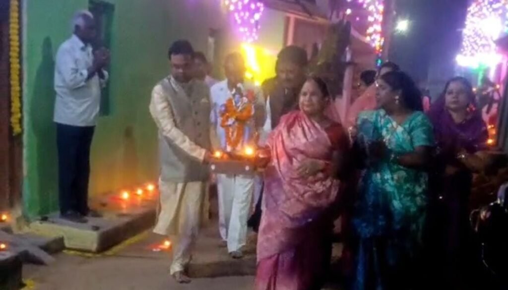 दीपावली पर्व पर पोरथा गांव में हुआ गौरा गौरी पूजा उत्सव का आयोजन, खेदु बैगा चौक में दशकों से चली आ रही है उत्सव की परंपरा, हेतराम राठौर परिवार की पहल पर ग्राम बैगा समुदाय एवं खेदु बैगा चौक निवासियों के सहयोग से होता है पारंपरिक आयोजन,BMO डॉक्टर सूरज सिंह राठौर ने भी करी पूजा दीपावली पर्व पर पोरथा गांव में हुआ गौरा गौरी पूजा उत्सव का आयोजन, खेदु बैगा चौक में दशकों से चली आ रही है उत्सव की परंपरा, हेतराम राठौर परिवार की पहल पर ग्राम बैगा समुदाय एवं खेदु बैगा चौक निवासियों के सहयोग से होता है पारंपरिक आयोजन,BMO डॉक्टर सूरज सिंह राठौर ने भी करी पूजा kshititech