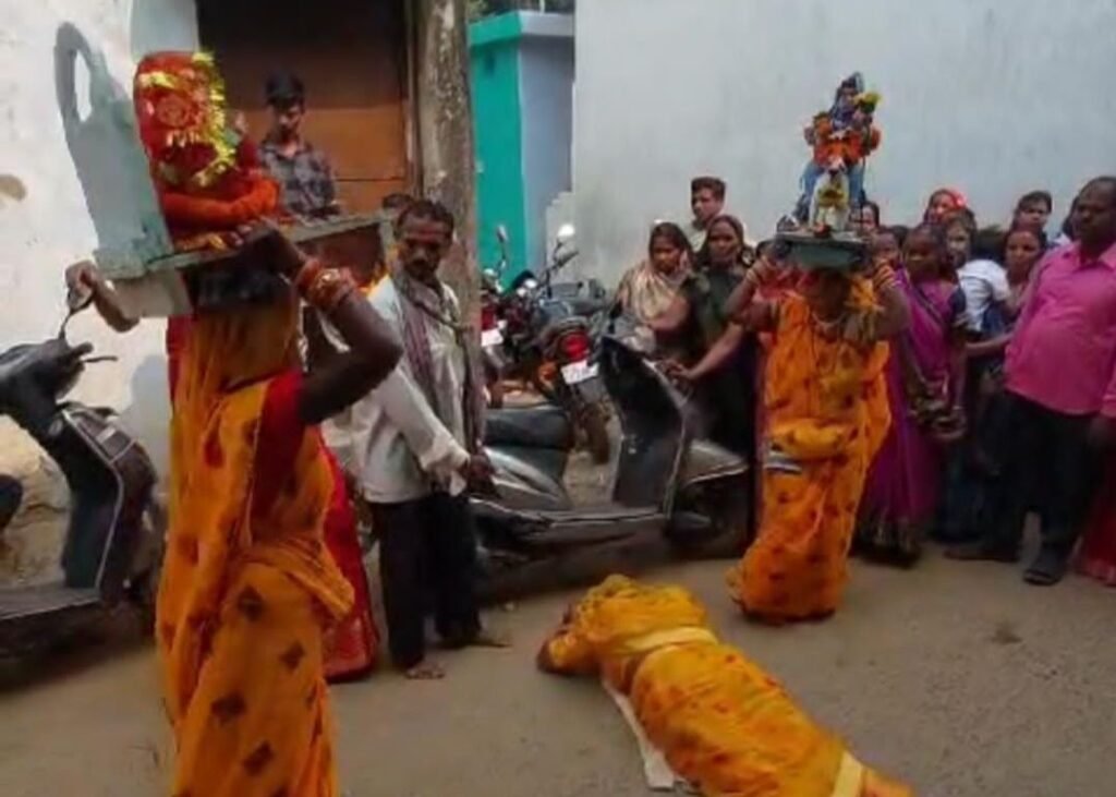 दीपावली पर्व पर पोरथा गांव में हुआ गौरा गौरी पूजा उत्सव का आयोजन, खेदु बैगा चौक में दशकों से चली आ रही है उत्सव की परंपरा, हेतराम राठौर परिवार की पहल पर ग्राम बैगा समुदाय एवं खेदु बैगा चौक निवासियों के सहयोग से होता है पारंपरिक आयोजन,BMO डॉक्टर सूरज सिंह राठौर ने भी करी पूजा दीपावली पर्व पर पोरथा गांव में हुआ गौरा गौरी पूजा उत्सव का आयोजन, खेदु बैगा चौक में दशकों से चली आ रही है उत्सव की परंपरा, हेतराम राठौर परिवार की पहल पर ग्राम बैगा समुदाय एवं खेदु बैगा चौक निवासियों के सहयोग से होता है पारंपरिक आयोजन,BMO डॉक्टर सूरज सिंह राठौर ने भी करी पूजा kshititech
