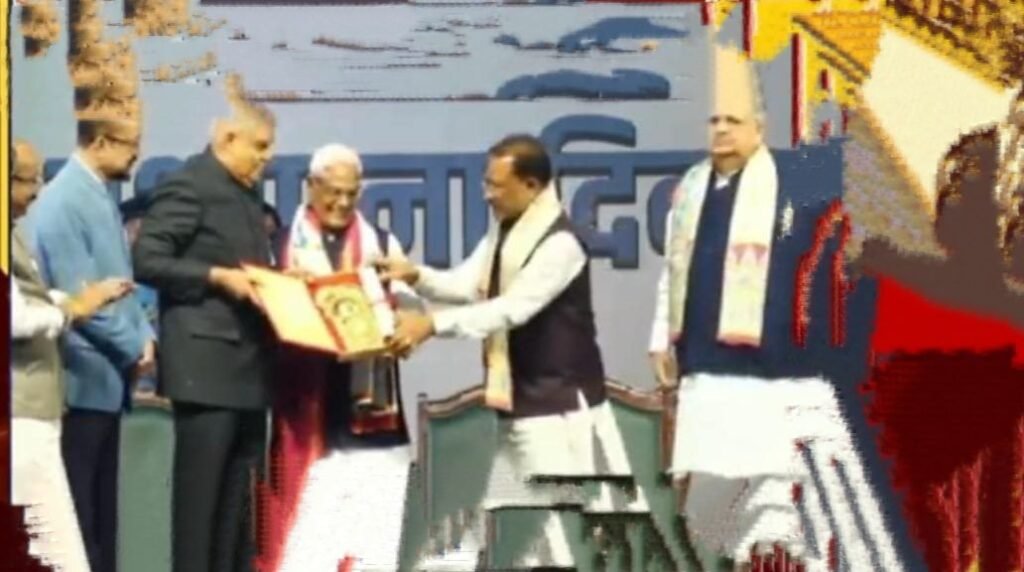 अग्रवाल समाज की गौरव हस्तियां- छत्तीसगढ़ में अग्रवाल समाज की दो हस्तिया 6 नवंबर को सम्मानित हुई राज्य अलंकरण सम्मान से, सियाराम अग्रवाल हुए महाराजा अग्रसेन सम्मान से सम्मानित,तो वही वंदना ग्रुप के सुभाष अग्रवाल को मिला दानवीर भामाशाह सम्मान, उपराष्ट्रपति, राज्यपाल एवं मुख्यमंत्री के हाथों मिला सम्मान kshititech