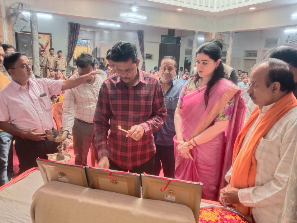 दिव्यांगों के चेहरे पर जब आई मुस्कान, स्वयं के कृत्रिम पैरों से चल सकेंगे अब विकलांग भाई- मारवाड़ी युवा मंच शक्ति शाखा का निशुल्क कृत्रिम अंग प्रत्यारोपण एवं कैलिपर्स वितरण शिविर का हुआ शुभारंभ, मुख्य अतिथि एसपी अंकिता शर्मा ने कहा दिव्यांगों की सेवा है पुण्य का काम, एसपी मैडम ने स्वयं नीचे पहुंचकर दिव्यांग बिटिया के हाथों पहनी माला, सेठ स्वर्गीय मांगेराम अग्रवाल की स्मृति में आयोजित था शिविर दिव्यांगों के चेहरे पर जब आई मुस्कान, स्वयं के कृत्रिम पैरों से चल सकेंगे अब विकलांग भाई- मारवाड़ी युवा मंच शक्ति शाखा का निशुल्क कृत्रिम अंग प्रत्यारोपण एवं कैलिपर्स वितरण शिविर का हुआ शुभारंभ, मुख्य अतिथि एसपी अंकिता शर्मा ने कहा दिव्यांगों की सेवा है पुण्य का काम, एसपी मैडम ने स्वयं नीचे पहुंचकर दिव्यांग बिटिया के हाथों पहनी माला, सेठ स्वर्गीय मांगेराम अग्रवाल की स्मृति में आयोजित था शिविर kshititech