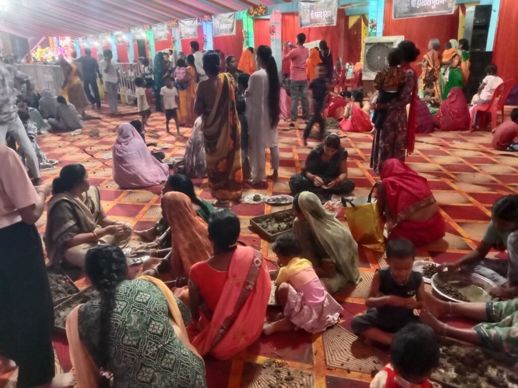 अद्भुत, ऐतिहासिक, अद्वितीय है शिवरीनारायण का धार्मिक अनुष्ठान- महामंडलेश्वर अमृतानंद सरस्वती भरत महाराज के सानिध्य में प्रतिदिन हजारों की संख्या में धर्म प्रेमी पहुंच रहे कथा स्थल पर, सवा करोड़ शिवलिंग निर्माण में जुटे शिव भक्तों का उत्साह अद्भुत, 10 महाविद्याओं के प्रयोग की हो रही पूजा- अर्चना, प्रदेश की दिग्गज हस्तियां भी पहुंच रही धार्मिक अनुष्ठान का दर्शन करने अद्भुत, ऐतिहासिक, अद्वितीय है शिवरीनारायण का धार्मिक अनुष्ठान- महामंडलेश्वर अमृतानंद सरस्वती भरत महाराज के सानिध्य में प्रतिदिन हजारों की संख्या में धर्म प्रेमी पहुंच रहे कथा स्थल पर, सवा करोड़ शिवलिंग निर्माण में जुटे शिव भक्तों का उत्साह अद्भुत, 10 महाविद्याओं के प्रयोग की हो रही पूजा- अर्चना, प्रदेश की दिग्गज हस्तियां भी पहुंच रही धार्मिक अनुष्ठान का दर्शन करने kshititech