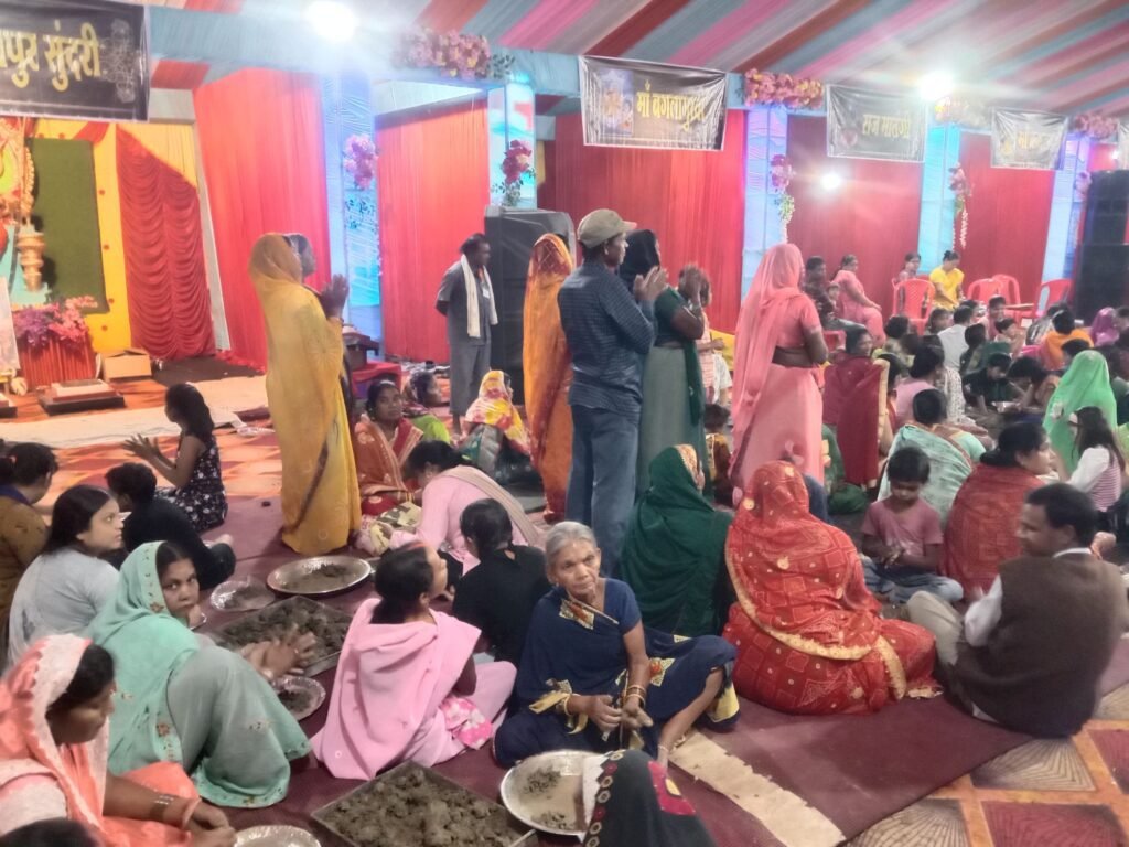 अद्भुत, ऐतिहासिक, अद्वितीय है शिवरीनारायण का धार्मिक अनुष्ठान- महामंडलेश्वर अमृतानंद सरस्वती भरत महाराज के सानिध्य में प्रतिदिन हजारों की संख्या में धर्म प्रेमी पहुंच रहे कथा स्थल पर, सवा करोड़ शिवलिंग निर्माण में जुटे शिव भक्तों का उत्साह अद्भुत, 10 महाविद्याओं के प्रयोग की हो रही पूजा- अर्चना, प्रदेश की दिग्गज हस्तियां भी पहुंच रही धार्मिक अनुष्ठान का दर्शन करने अद्भुत, ऐतिहासिक, अद्वितीय है शिवरीनारायण का धार्मिक अनुष्ठान- महामंडलेश्वर अमृतानंद सरस्वती भरत महाराज के सानिध्य में प्रतिदिन हजारों की संख्या में धर्म प्रेमी पहुंच रहे कथा स्थल पर, सवा करोड़ शिवलिंग निर्माण में जुटे शिव भक्तों का उत्साह अद्भुत, 10 महाविद्याओं के प्रयोग की हो रही पूजा- अर्चना, प्रदेश की दिग्गज हस्तियां भी पहुंच रही धार्मिक अनुष्ठान का दर्शन करने kshititech