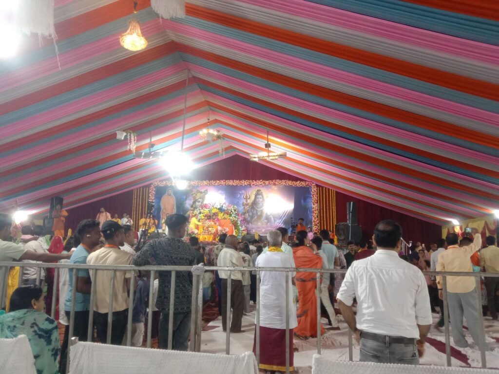 अद्भुत, ऐतिहासिक, अद्वितीय है शिवरीनारायण का धार्मिक अनुष्ठान- महामंडलेश्वर अमृतानंद सरस्वती भरत महाराज के सानिध्य में प्रतिदिन हजारों की संख्या में धर्म प्रेमी पहुंच रहे कथा स्थल पर, सवा करोड़ शिवलिंग निर्माण में जुटे शिव भक्तों का उत्साह अद्भुत, 10 महाविद्याओं के प्रयोग की हो रही पूजा- अर्चना, प्रदेश की दिग्गज हस्तियां भी पहुंच रही धार्मिक अनुष्ठान का दर्शन करने अद्भुत, ऐतिहासिक, अद्वितीय है शिवरीनारायण का धार्मिक अनुष्ठान- महामंडलेश्वर अमृतानंद सरस्वती भरत महाराज के सानिध्य में प्रतिदिन हजारों की संख्या में धर्म प्रेमी पहुंच रहे कथा स्थल पर, सवा करोड़ शिवलिंग निर्माण में जुटे शिव भक्तों का उत्साह अद्भुत, 10 महाविद्याओं के प्रयोग की हो रही पूजा- अर्चना, प्रदेश की दिग्गज हस्तियां भी पहुंच रही धार्मिक अनुष्ठान का दर्शन करने kshititech