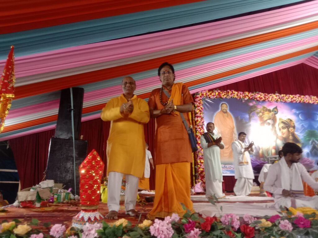 अद्भुत, ऐतिहासिक, अद्वितीय है शिवरीनारायण का धार्मिक अनुष्ठान- महामंडलेश्वर अमृतानंद सरस्वती भरत महाराज के सानिध्य में प्रतिदिन हजारों की संख्या में धर्म प्रेमी पहुंच रहे कथा स्थल पर, सवा करोड़ शिवलिंग निर्माण में जुटे शिव भक्तों का उत्साह अद्भुत, 10 महाविद्याओं के प्रयोग की हो रही पूजा- अर्चना, प्रदेश की दिग्गज हस्तियां भी पहुंच रही धार्मिक अनुष्ठान का दर्शन करने अद्भुत, ऐतिहासिक, अद्वितीय है शिवरीनारायण का धार्मिक अनुष्ठान- महामंडलेश्वर अमृतानंद सरस्वती भरत महाराज के सानिध्य में प्रतिदिन हजारों की संख्या में धर्म प्रेमी पहुंच रहे कथा स्थल पर, सवा करोड़ शिवलिंग निर्माण में जुटे शिव भक्तों का उत्साह अद्भुत, 10 महाविद्याओं के प्रयोग की हो रही पूजा- अर्चना, प्रदेश की दिग्गज हस्तियां भी पहुंच रही धार्मिक अनुष्ठान का दर्शन करने kshititech