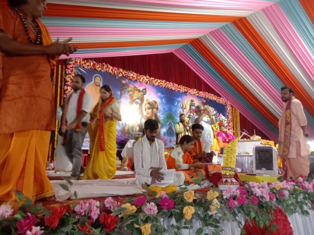 अद्भुत, ऐतिहासिक, अद्वितीय है शिवरीनारायण का धार्मिक अनुष्ठान- महामंडलेश्वर अमृतानंद सरस्वती भरत महाराज के सानिध्य में प्रतिदिन हजारों की संख्या में धर्म प्रेमी पहुंच रहे कथा स्थल पर, सवा करोड़ शिवलिंग निर्माण में जुटे शिव भक्तों का उत्साह अद्भुत, 10 महाविद्याओं के प्रयोग की हो रही पूजा- अर्चना, प्रदेश की दिग्गज हस्तियां भी पहुंच रही धार्मिक अनुष्ठान का दर्शन करने अद्भुत, ऐतिहासिक, अद्वितीय है शिवरीनारायण का धार्मिक अनुष्ठान- महामंडलेश्वर अमृतानंद सरस्वती भरत महाराज के सानिध्य में प्रतिदिन हजारों की संख्या में धर्म प्रेमी पहुंच रहे कथा स्थल पर, सवा करोड़ शिवलिंग निर्माण में जुटे शिव भक्तों का उत्साह अद्भुत, 10 महाविद्याओं के प्रयोग की हो रही पूजा- अर्चना, प्रदेश की दिग्गज हस्तियां भी पहुंच रही धार्मिक अनुष्ठान का दर्शन करने kshititech